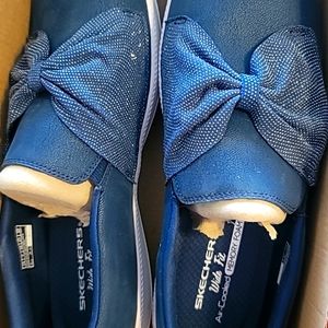 Sketchers Microleather Slip On shoe w/ bow Madison Ave